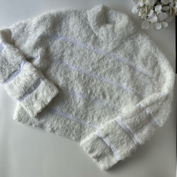 3/$20 Freshman 1996 White Fuzzy Sweater - Picture 5 of 7